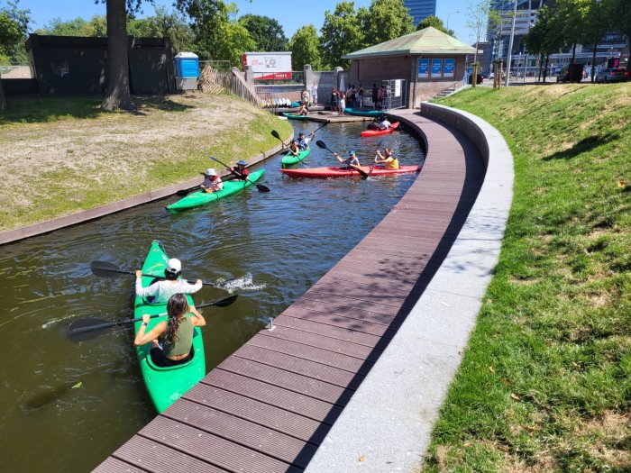 Students canoeing in The Hague